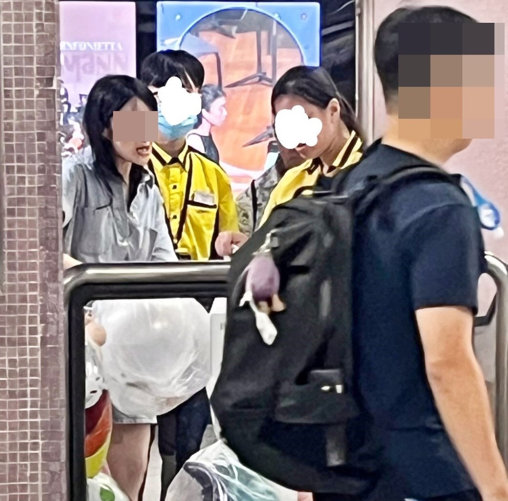 一位大媽早前被發現帶同多個疑似生日會 用的金屬氣球硬闖港鐵銅鑼灣站,遭職員 攔截時懷疑在小朋友面前發爛渣。有留意 事件的網民爆出了更離譜的氣球前傳。Threads截圖 一位大媽早前被發現帶同多個疑似生日會 用的金屬氣球硬闖港鐵銅鑼灣站,遭職員 攔截時懷疑在小朋友面前發爛渣。有留意 事件的網民爆出了更離譜的氣球前傳。Threads截圖
