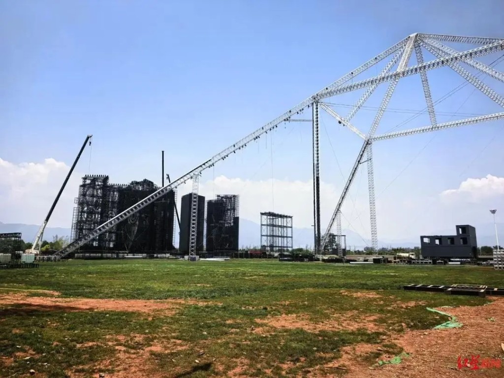 工程人员正在拆除华晨宇演唱会场地设施。潇湘晨报