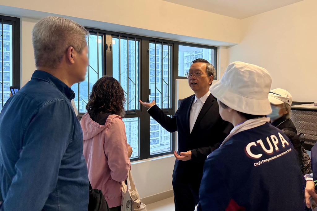 房屋局副局長戴尚誠今日參與宏福苑居民實地參觀房協的洪水橋「樂翹樓」和位於元朗的過渡性房屋項目「新田部屋」。 房屋局副局長戴尚誠今日參與宏福苑居民實地參觀房協的洪水橋「樂翹樓」和位於元朗的過渡性房屋項目「新田部屋」。