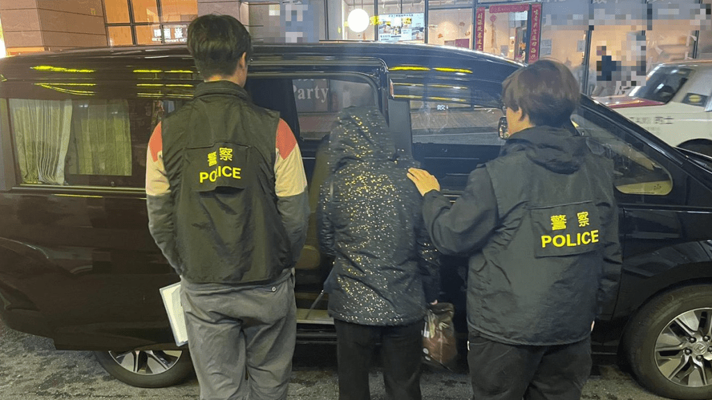 行動中,警方拘捕兩名女子。警方提供
