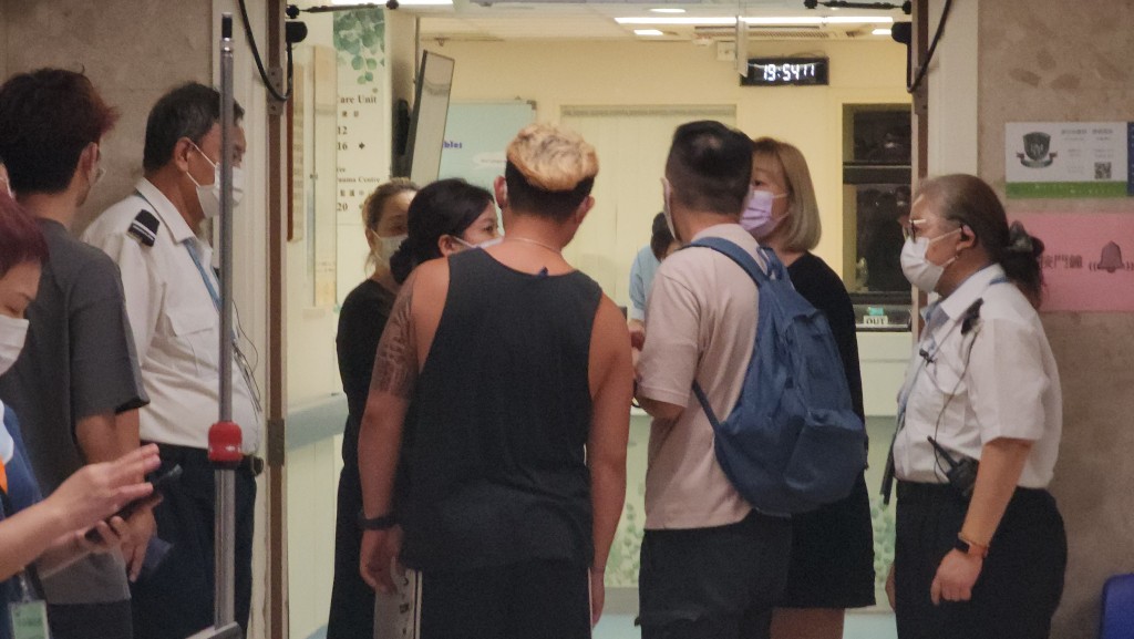 多名親友得悉噩耗後趕到醫院了解事件。
