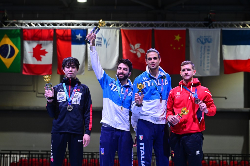 香港首辦世界盃的個人賽冠軍人馬周五晚出爐: 男子組冠軍Guillaume Bianchi(左二）跟頭3名的劍手在頒獎台上。