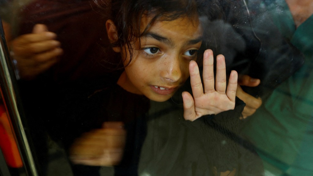 等候過境到埃及的巴勒斯坦小孩透過玻璃往外看。 路透社