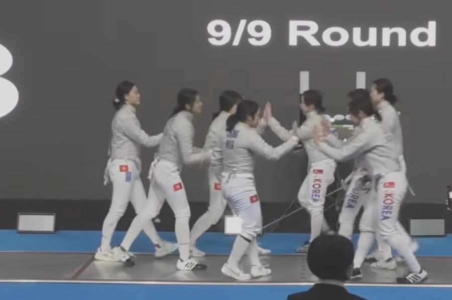 香港少年女佩隊（左）在團體賽決賽不敵南韓。直播截圖