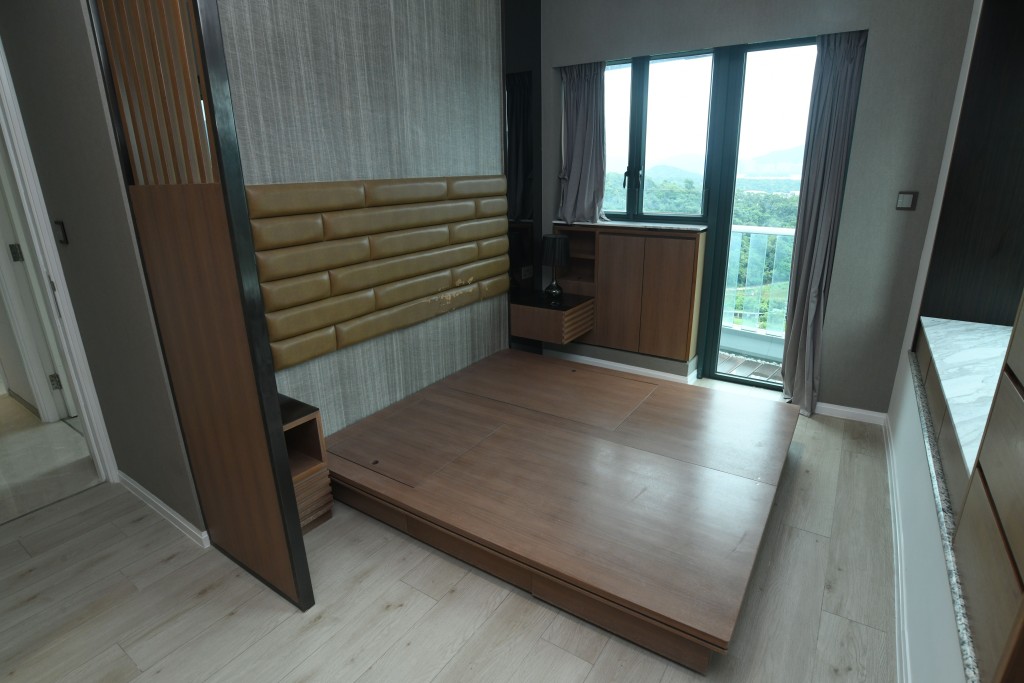 主人套房面積偌大，設有2面大窗。