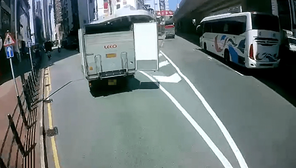 貨車尾門打開。fb：車cam L（香港群組）