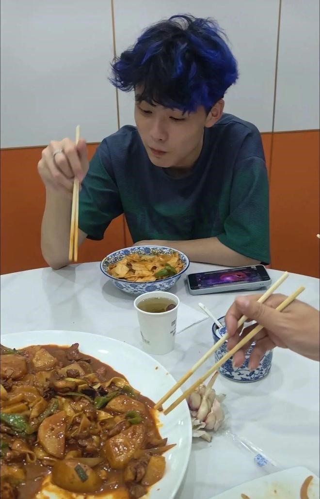 小耿惨变“逆子”成为网上笑谈。抖音