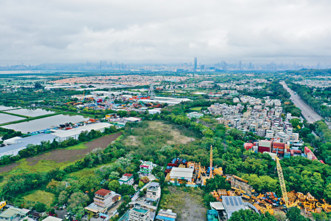 徵求命名建议的屋邨属新发展区首批落成的公共屋邨，合共兴建18座住宅，提供约15 100个租住单位，容纳约38 000人。资料图片