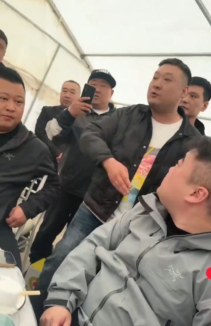 主人家（右3）在「英雄飯」席間向出席者致謝。抖音