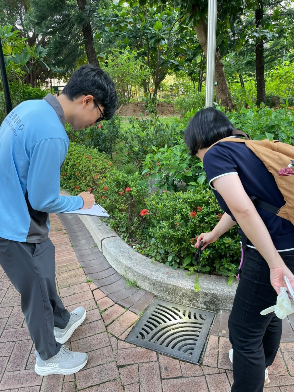 衞生防护中心人员与食物环境衞生署人员到病人住所附近一带进行视察。