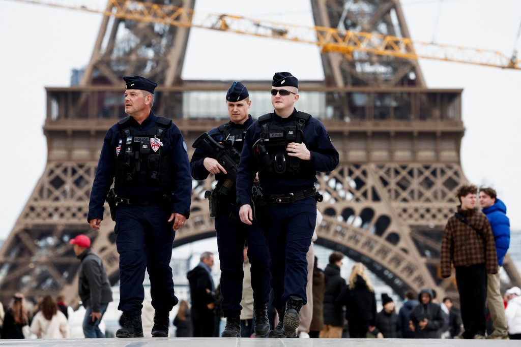 法國軍警在巴黎鐵塔下巡邏。　路透社
