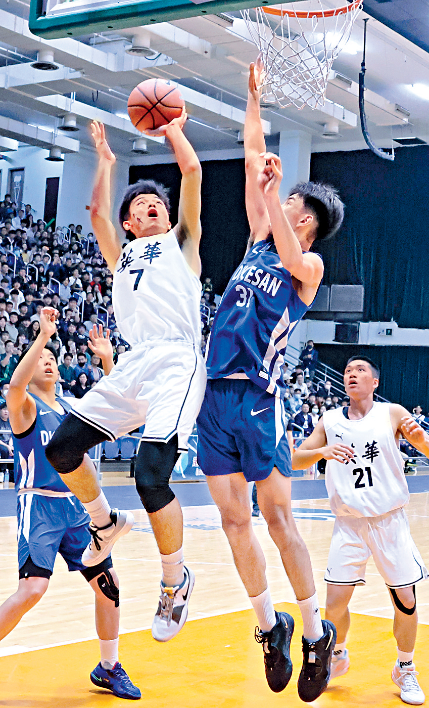 英華（白衫）與男拔萃需要加時才決出勝負。