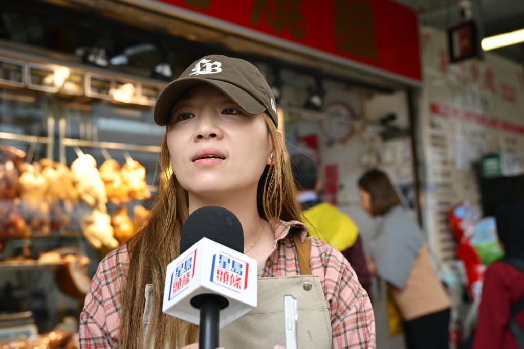 燒臘味店負責人趙小姐表示,今年人流大減,未及去年「墟冚」。 燒臘味店負責人趙小姐表示,今年人流大減,未及去年「墟冚」。