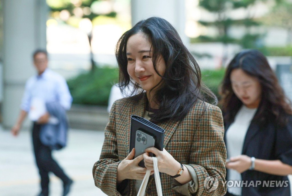 闵熙珍今日获判胜诉,HYBE须支付她约1.38亿港元。 闵熙珍今日获判胜诉,HYBE须支付她约1.38亿港元。