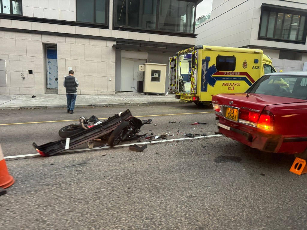 電單車嚴重損毀,零件散落一地。網上圖片 電單車嚴重損毀,零件散落一地。網上圖片
