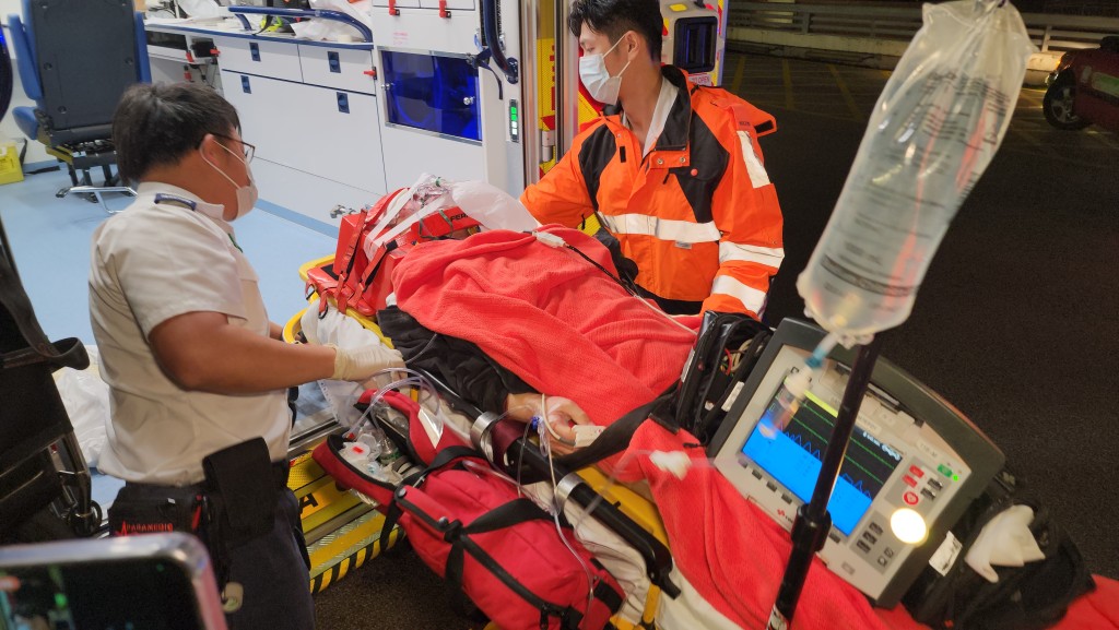 觀塘翠屏北邨男子梯間吊頸，昏迷送院搶救。黎志偉攝