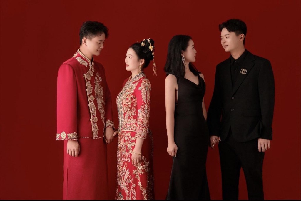 安徽阜阳双胞胎单女士与妹妹,也嫁给双胞胎兄弟。抖音@大妮小妮 安徽阜阳双胞胎单女士与妹妹,也嫁给双胞胎兄弟。抖音@大妮小妮