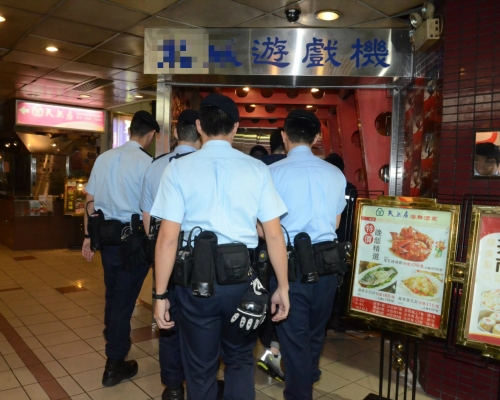 警方突擊巡查深水埗娛樂場所。