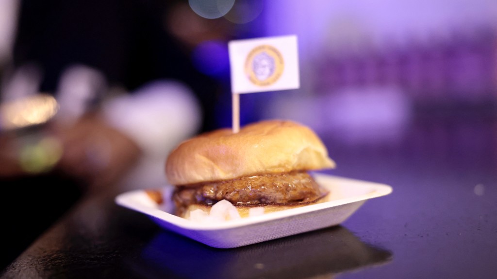 希腊男子一口吞搞整个汉堡导致窒息命危。 法新社示意图 希腊男子一口吞搞整个汉堡导致窒息命危。 法新社示意图