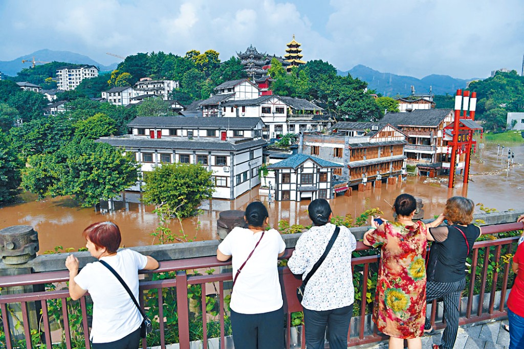 重慶嘉陵江邊的低窪地帶，不少商鋪被水淹沒。