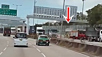警車著火冒煙。網上圖片