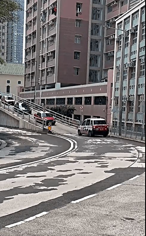 的士緩緩褪車離去。fb：全港交通關注組🇭🇰