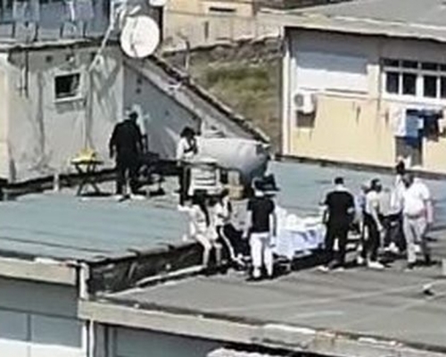 意大利有數十居民在屋頂燒烤聚會,警方直升機巡邏發現後驅散。(網圖)