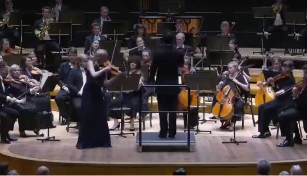 身价逾2700万港元的18世纪小提琴被击中跌落地。 Sinfonia Lahti影片截图