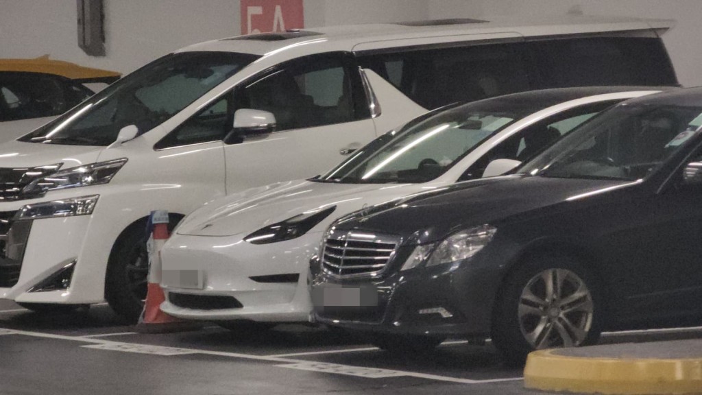 停車場內一輛白色電動車疑與事件有關，警方封閉調查。黎志偉攝