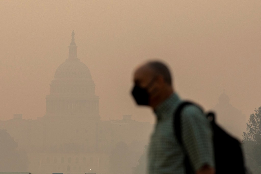 首都华盛顿更录得污染超标，许多人戴上口罩。路透社