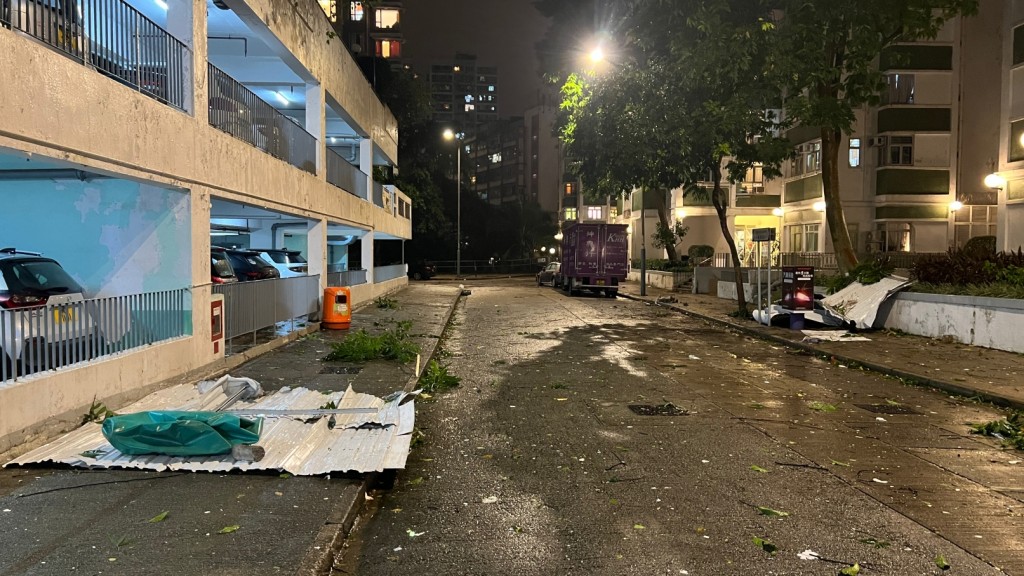 太陽能板被吹墮至地面。