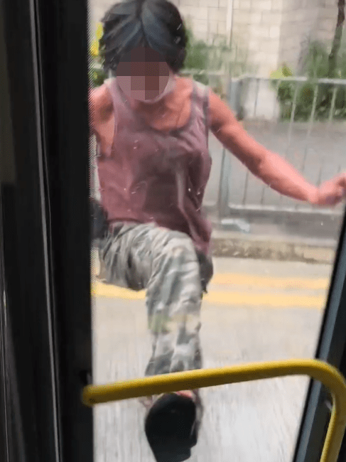 男子試圖踢開車門。Threads：joey_cy_chan