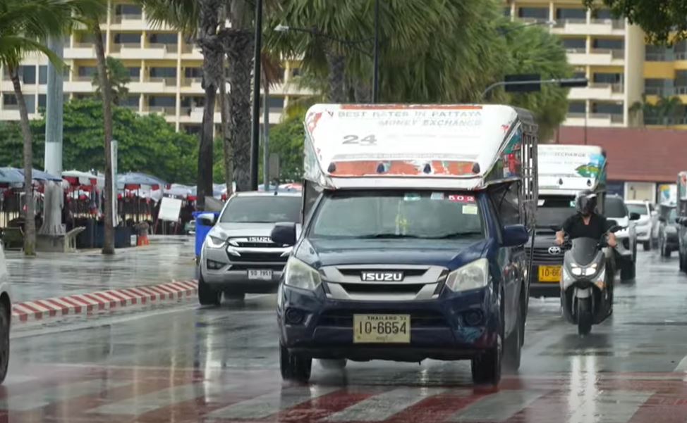 芭堤雅的雙排車。胡慧冲遊泰國片段截圖