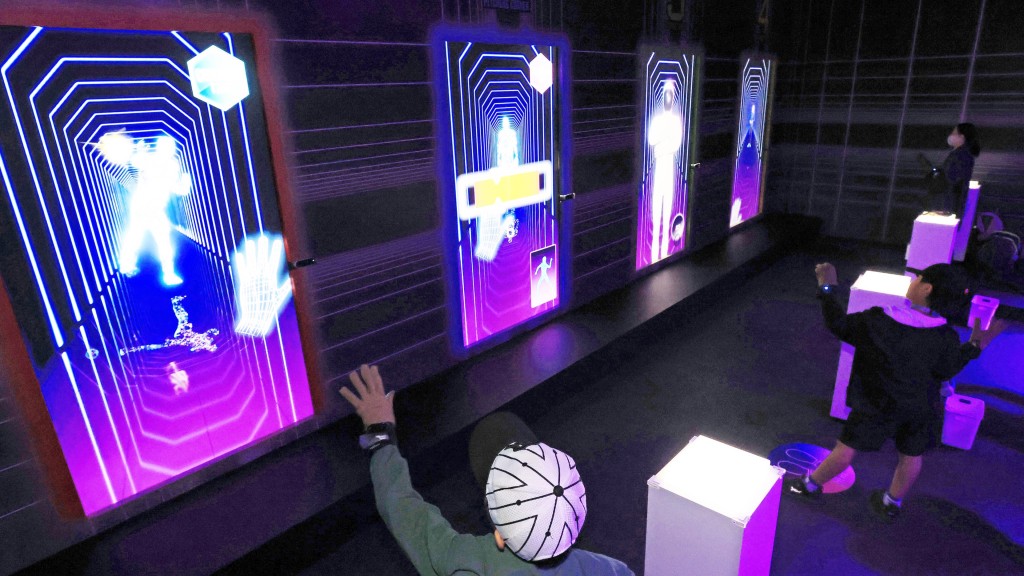 日本政府在2025大阪世博會場夢洲舉辦的特別活動「Beyond 5G ready Showcase」,展場活動包括與AI角色玩接球。 路透社 日本政府在2025大阪世博會場夢洲舉辦的特別活動「Beyond 5G ready Showcase」,展場活動包括與AI角色玩接球。 路透社