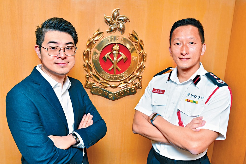 香港工程師學會消防分部發言人區家豪博士工程師（左）及消防處副消防總長（消防安全）黃思律（右），講述「註冊消防工程師計劃」的申請要求。