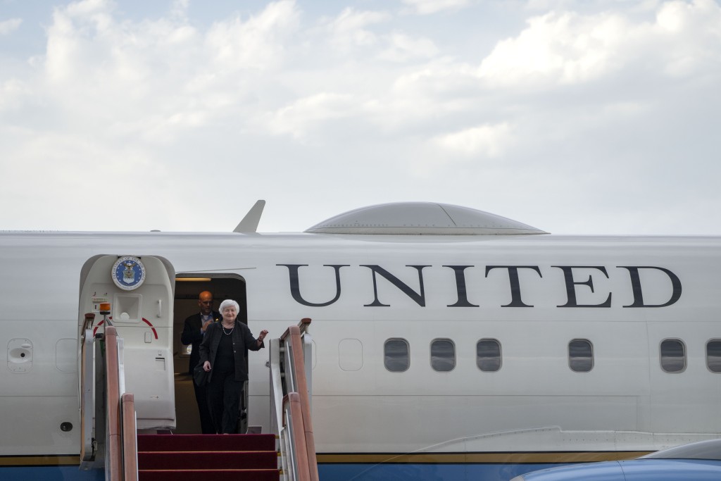 美国财长耶伦抵达北京首都机场。 美联社