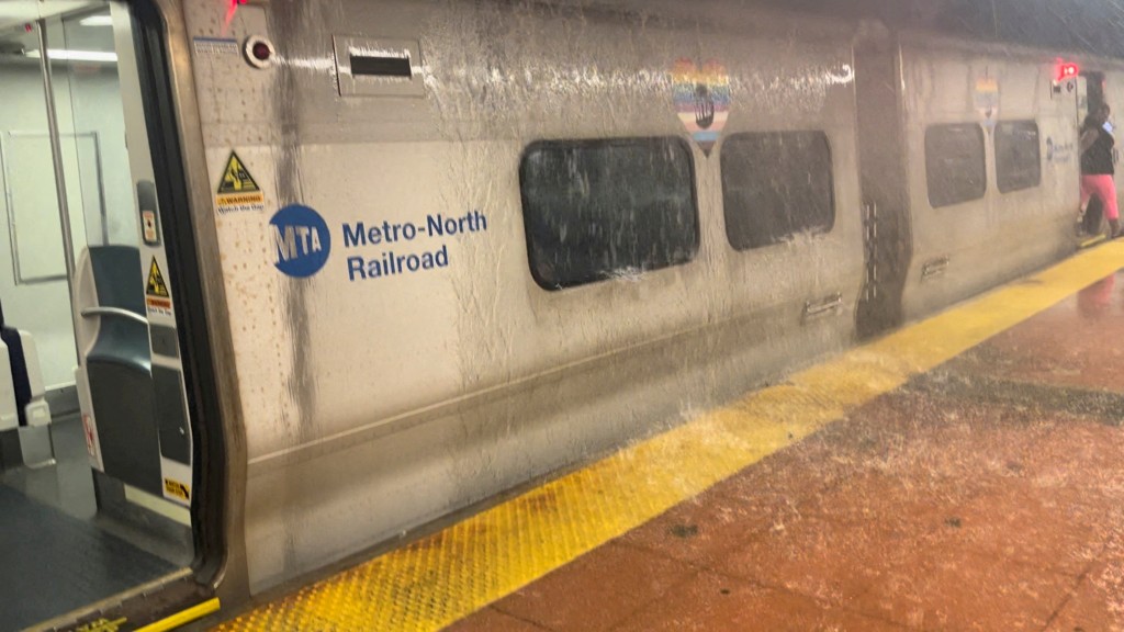 美國東岸暴雨，列車服務因積水受阻。路透社