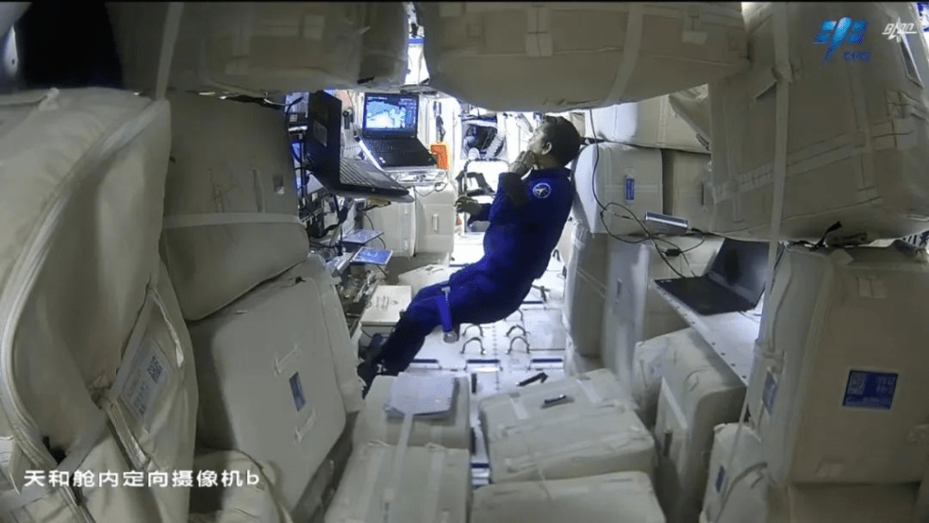 太空人邓清明在舱内配合支持出舱活动。