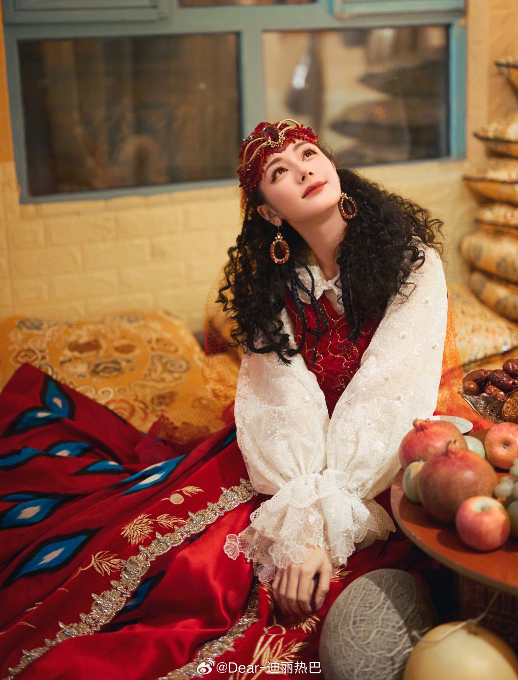 迪丽热巴公开穿维族表演服饰的美照。