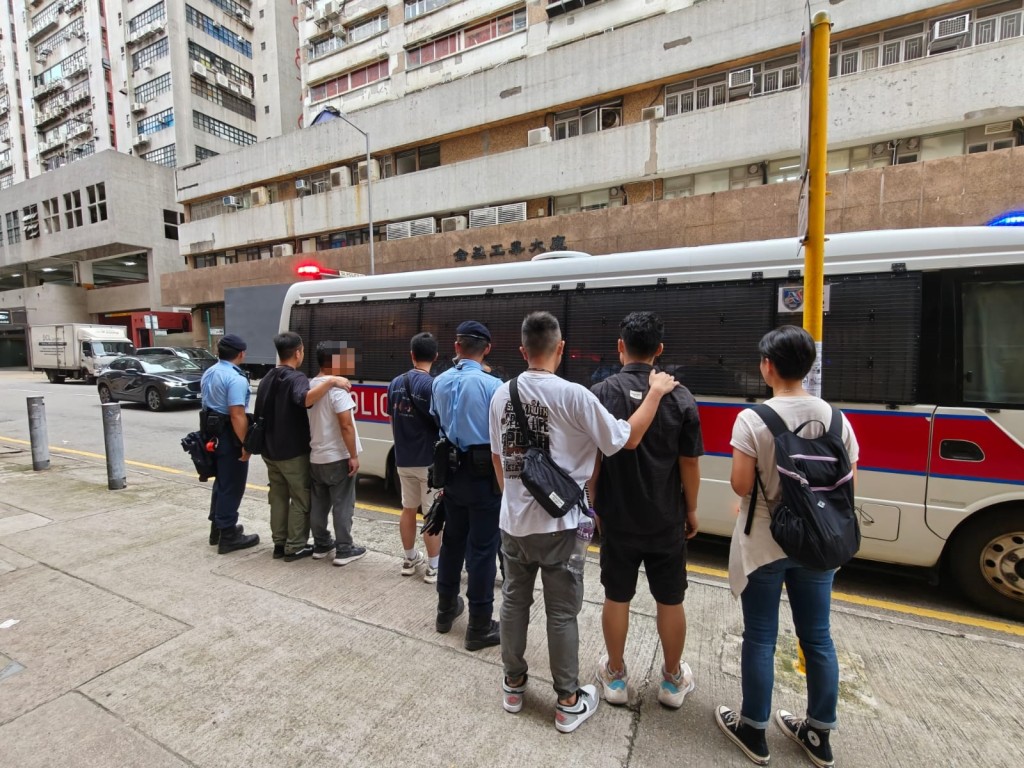 警葵涌工廈打擊黑工拘捕3人。警方圖片 警葵涌工廈打擊黑工拘捕3人。警方圖片