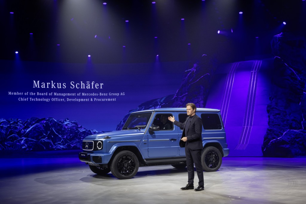 平治首席技术官Markus Schäfer在北京向传媒讲解全新Mercedes-Benz EQ580电动车。