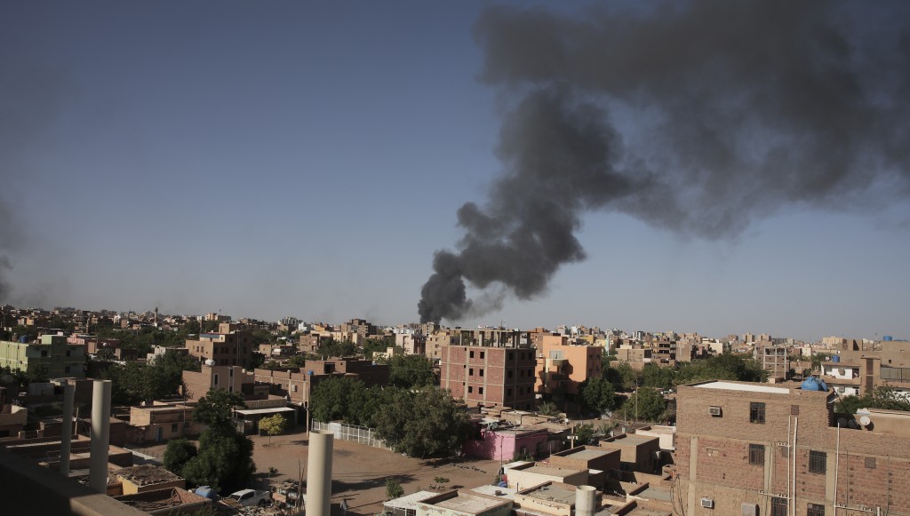 內戰戰火下的蘇丹，城區中心冒出黑煙。　美聯社