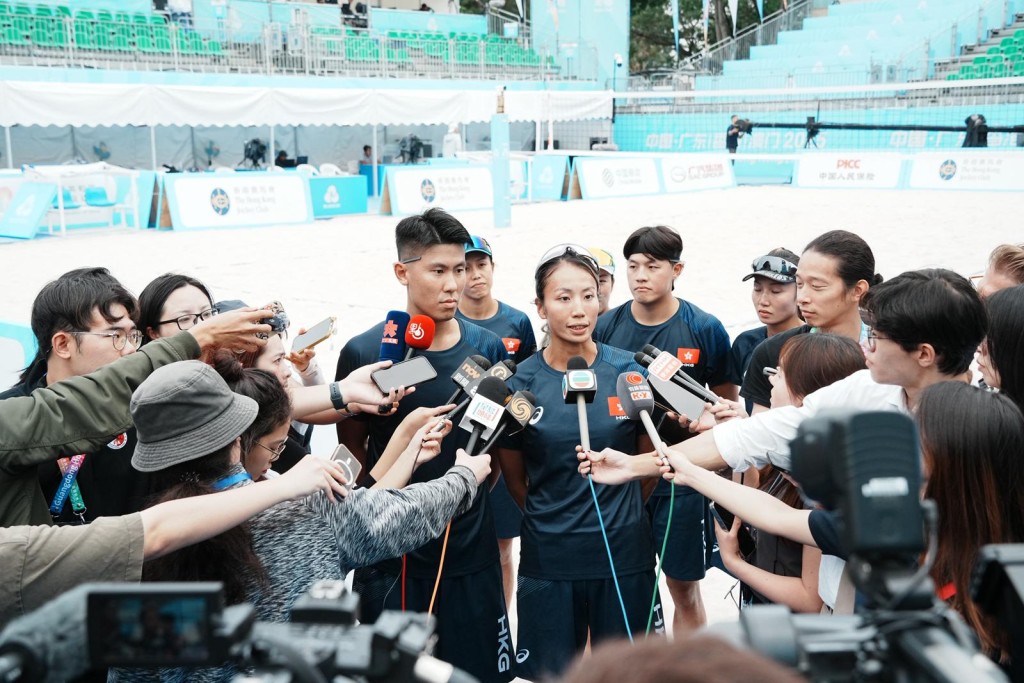 大孖杜詠彤(右)及男子隊代表謝鍵泓(左)接受傳媒訪問。汪旭峰攝 大孖杜詠彤(右)及男子隊代表謝鍵泓(左)接受傳媒訪問。汪旭峰攝