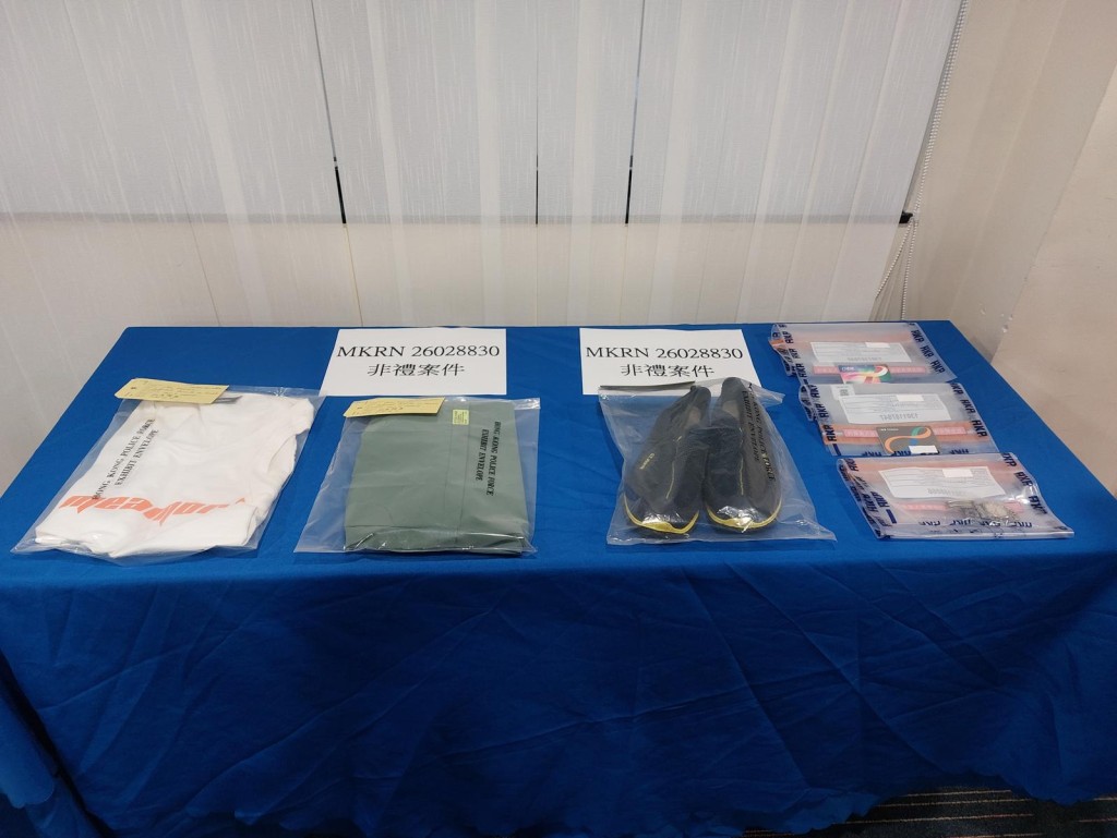 警方展示疑犯犯案時所穿的衫褲及檢獲的八達通。 警方展示疑犯犯案時所穿的衫褲及檢獲的八達通。
