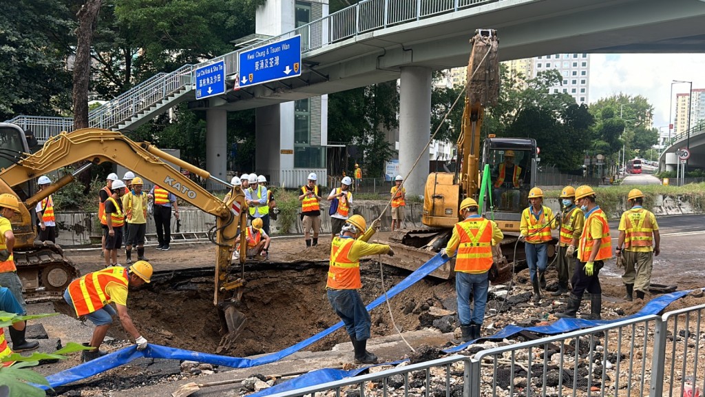 工程人员抢修受损路面。