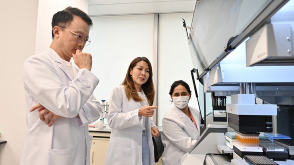 陳家亮(左)表示，利用人工智能分析大數據能更快捷、精準地為病人配對合適的腸道微生物，大幅提升感染難辨梭菌病人的治癒率。政府新聞處圖片