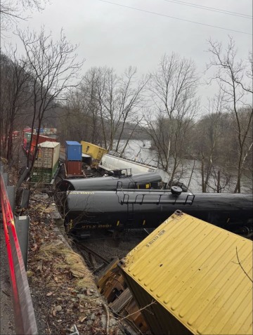 美国列车相撞，有车卡翻进河沟。