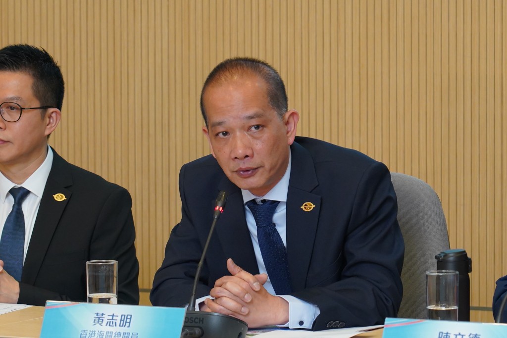 獲頒「公務員事務局局長嘉許狀」的海關總關員黃志明1991年入職，曾成功將一依托咪酯販毒集團及供應鏈連根拔起。