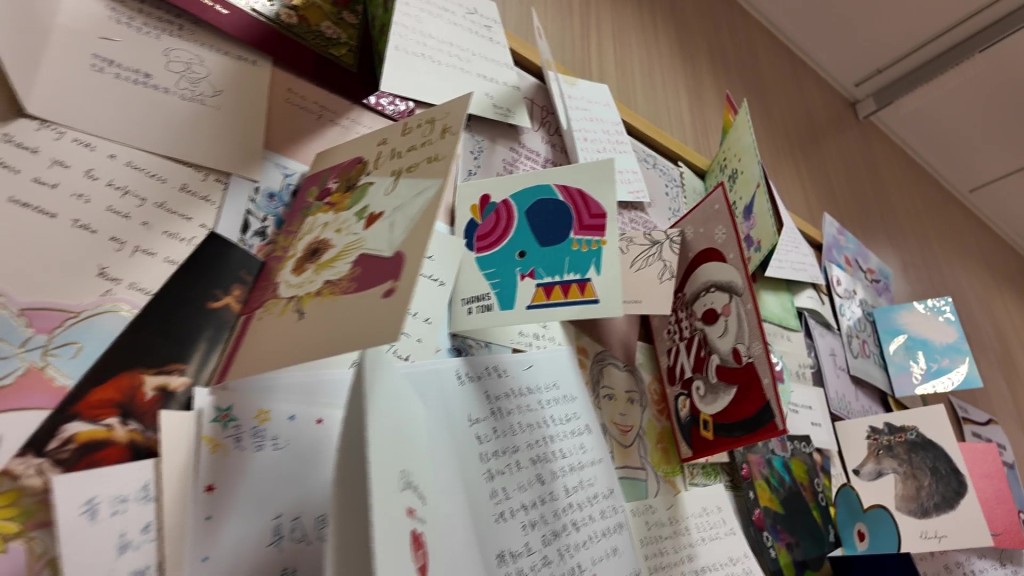 診症室的牆上，貼滿了病人對黃詠儀醫生的無限感激。