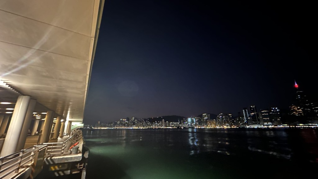 本港地區今日天晴乾燥。早上寒冷。蔡楚輝攝